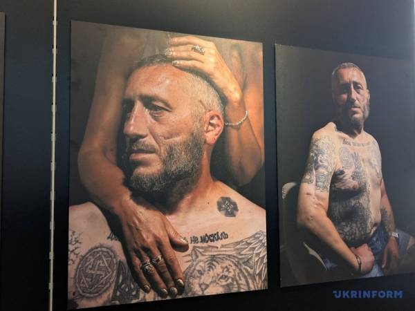 Фотокореспондентка Укрінформу представила у Брюсселі портретні знімки військових та цивільних, які пройшли реабілітацію. 25