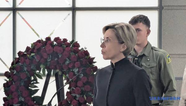 Люксембург передав Україні тіла лідера ОУН Андрія Мельника та його дружини для подальшого перепоховання. 17