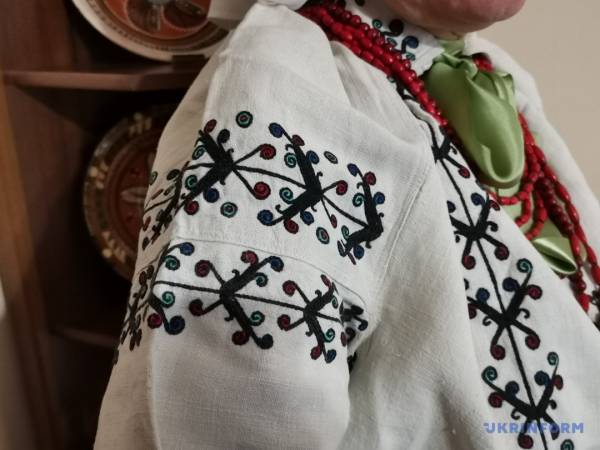 Як майстрині з Вінниччини образ жінки у вишиванці «зашифрували» 11