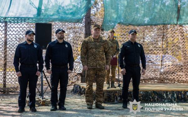 Перший загін патрульної поліції закінчив виснажливі тренування на навчальних полігонах 13 Перший загін патрульної поліції закінчив виснажливі тренування на навчальних полігонах 13