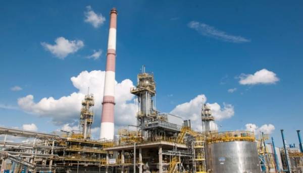 Нафтопереробний завод на Ленінградщині припинив переробку нафти після атаки безпілотників.