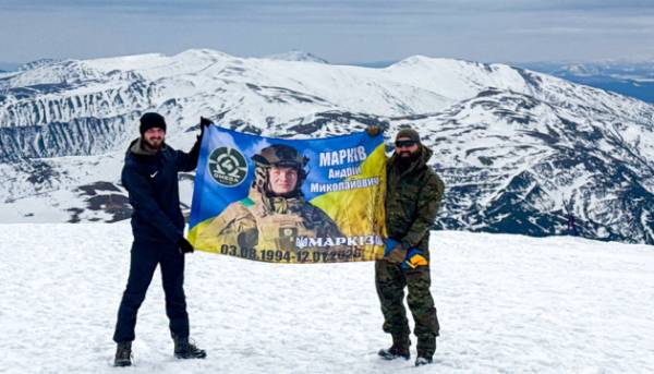 Головна 24 Нацгвардійці схилили голови перед полеглими товаришами, підкоривши Говерлу