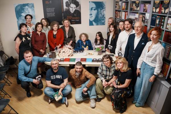 Ліна Костенко презентувала поетичну збірку «Вітер із Марса» 6