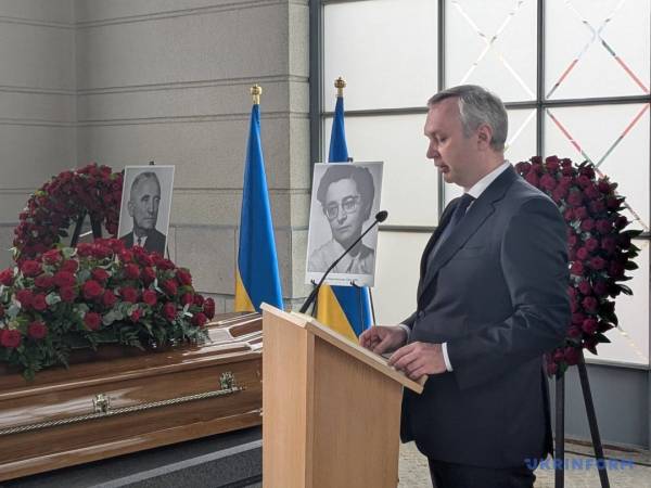 Люксембург передав Україні тіла лідера ОУН Андрія Мельника та його дружини для подальшого перепоховання. 18