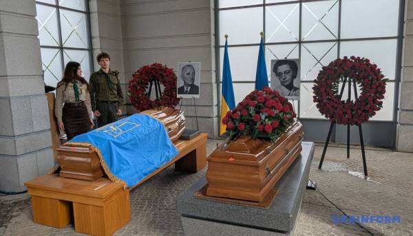 Люксембург передав Україні тіла лідера ОУН Андрія Мельника та його дружини для подальшого перепоховання. 19