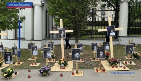 Головна 39 Біля російського посольства у Варшаві відбулася акція, де продемонстрували світлини…
