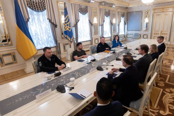 Зеленський обговорив з американськими законодавцями посилення протиповітряної оборони, санкції проти Росії та шляхи досягнення миру. 6