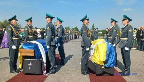 Головна 27 В Україну повернено останки Андрія Мельника, очільника ОУН, та його дружини.