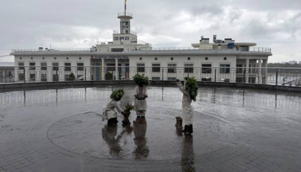 Скульптури київських засновників одягли в трипільські вбрання 1