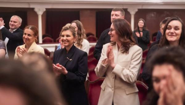Головна 24 Перша леді та посадовці відвідали виставу «Енеїда» від «Театру Ветеранів»