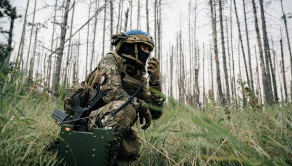 Головна 17 Українські воїни з бригади «Лють» ліквідували російський прапор, встановлений за допомогою дрона в Костянтинівці.