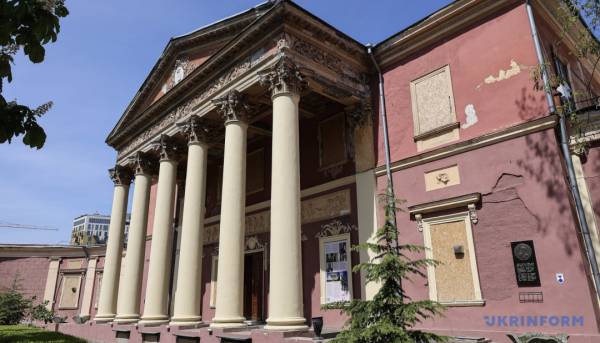 Музей, який відвідують люди та небесні істоти 28 Музей, який відвідують люди та небесні істоти 28
