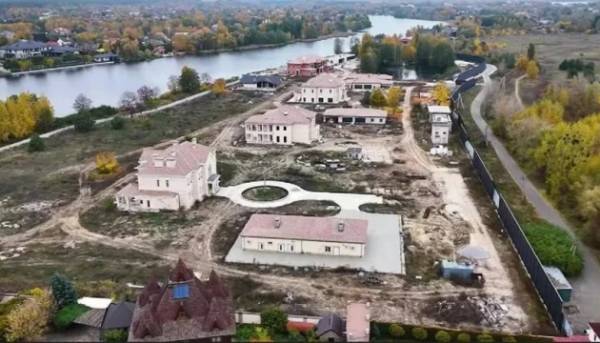 Ексвіцепрем'єр та п’ятеро інших осіб підозрюються у відмиванні 460 мільйонів гривень на елітних будинках під Києвом. 11 Ексвіцепрем'єр та п’ятеро інших осіб підозрюються у відмиванні 460 мільйонів гривень на елітних будинках під Києвом. 11
