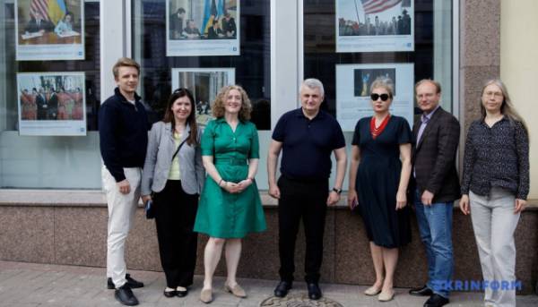 Фотовиставка, присвячена 250-річчю незалежності Сполучених Штатів, була спільно організована Укрінформом та посольством США. 3 Фотовиставка, присвячена 250-річчю незалежності Сполучених Штатів, була спільно організована Укрінформом та посольством США. 3