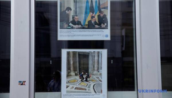 Фотовиставка, присвячена 250-річчю незалежності Сполучених Штатів, була спільно організована Укрінформом та посольством США. 14 Фотовиставка, присвячена 250-річчю незалежності Сполучених Штатів, була спільно організована Укрінформом та посольством США. 14