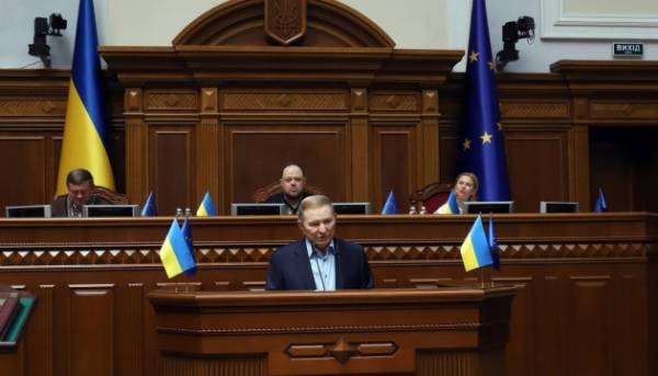 Стефанчук вручив Кучмі почесну відзнаку імені Левка Лук’яненка 7