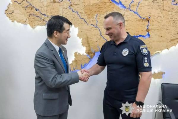 Корея надала Національній поліції 60 пікапів для виконання службових обов'язків в умовах бойових дій. 12