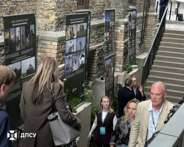 У Латвії відбулося відкриття фотовиставки, яка вшановує українських прикордонників. 10 У Латвії відбулося відкриття фотовиставки, яка вшановує українських прикордонників. 10
