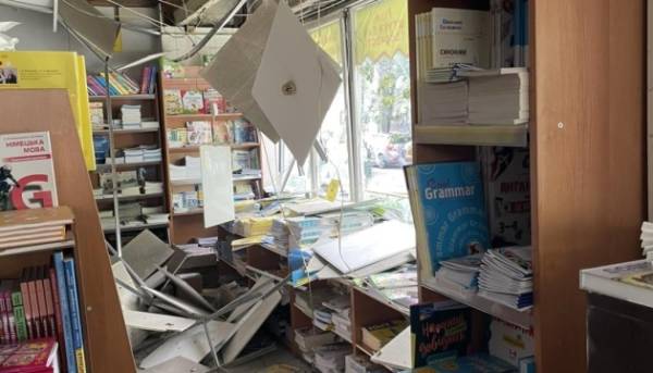 Головна 22 У Києві книгарню видавництва «Ранок» пошкоджено внаслідок російського обстрілу.