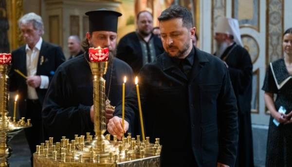 Подружжя Зеленських взяло участь у спільній молитві за Україну у Києво-Печерській лаврі 15
