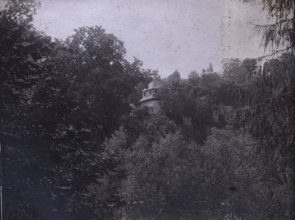 На Хмельниччині знайшли основу дзвіниці монастиря в скелі 9