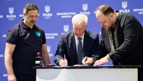 Випущено особливу поштову марку до 30-річчя Конституції України. 5