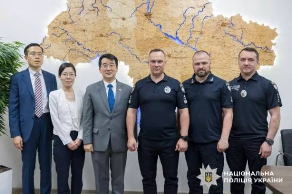 Корея надала Національній поліції 60 пікапів для виконання службових обов'язків в умовах бойових дій. 13