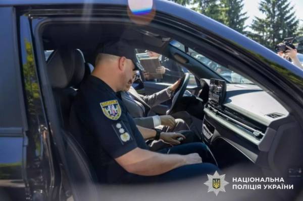 Корея надала Національній поліції 60 пікапів для виконання службових обов'язків в умовах бойових дій. 10