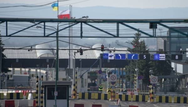 Транспортне сполучення автобусами через пункт пропуску "Шегині – Медика" в літній період не буде припинено, заявляють у Міністерстві розвитку громад та територій. 10