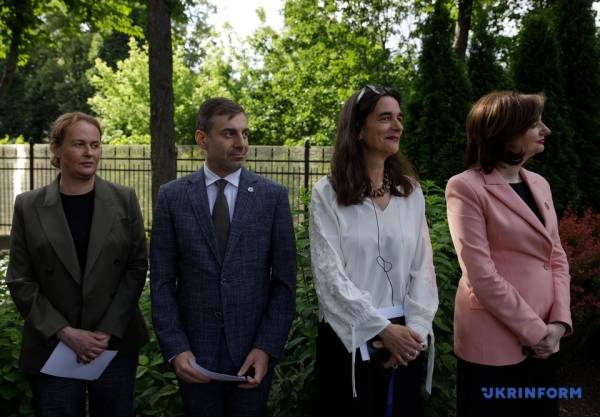 Міністерство закордонних справ презентувало експозицію «Побачені, почуті, захищені» з нагоди Всесвітнього дня біженців. 26 Міністерство закордонних справ презентувало експозицію «Побачені, почуті, захищені» з нагоди Всесвітнього дня біженців. 26
