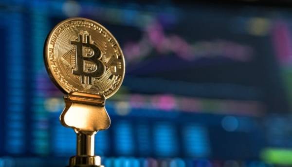 Одна біткойн-транзакція виробляє близько 500 кілограмів вуглекислого газу. 5 Одна біткойн-транзакція виробляє близько 500 кілограмів вуглекислого газу. 5