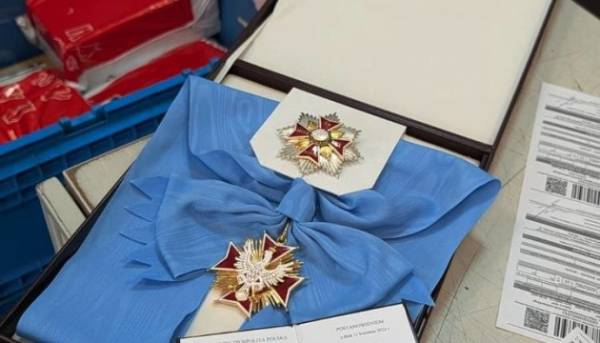 Головна 24 Орден Білого Орла було надіслано Навроцькому поштою Зеленським.