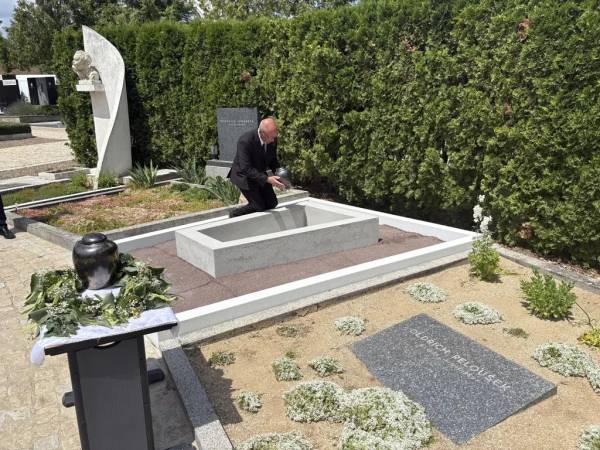 Тіло Мілана Кундери та його дружини було відправлено на спочинок у чеському місті Брно. 5
