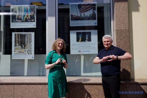 Фотовиставка, присвячена 250-річчю незалежності Сполучених Штатів, була спільно організована Укрінформом та посольством США. 13 Фотовиставка, присвячена 250-річчю незалежності Сполучених Штатів, була спільно організована Укрінформом та посольством США. 13