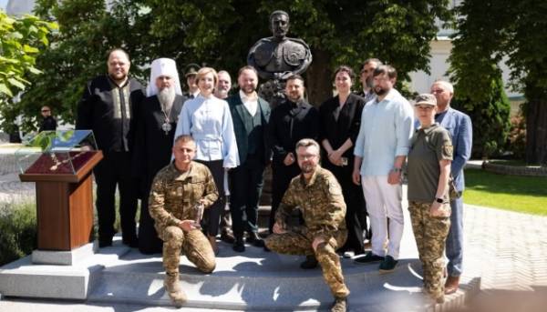У Києво-Печерській лаврі встановили бюст гетьмана Івана Мазепи 3