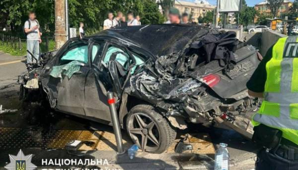 В Києві авто з’їхало з дороги на людей – чотири смерті, три поранення