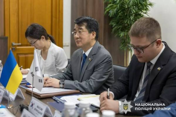Корея надала Національній поліції 60 пікапів для виконання службових обов'язків в умовах бойових дій. 16