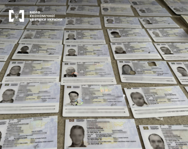 В Україні виявлено значне виробництво підроблених паспортів та атестатів 7 В Україні виявлено значне виробництво підроблених паспортів та атестатів 7