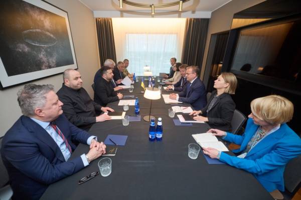 Зеленський і Орпо обговорили прогрес укладення угоди щодо дронів та співпрацю над антибалістичною програмою. 6 Зеленський і Орпо обговорили прогрес укладення угоди щодо дронів та співпрацю над антибалістичною програмою. 6