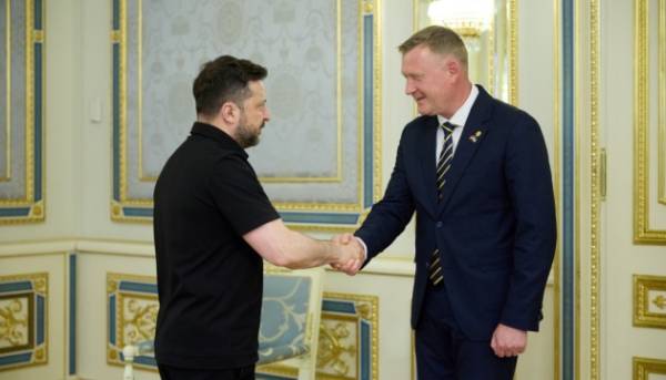 Зеленський провів зустріч з оборонним міністром Латвії щодо угоди про дрони та вступу до ЄС 17 Зеленський провів зустріч з оборонним міністром Латвії щодо угоди про дрони та вступу до ЄС 17