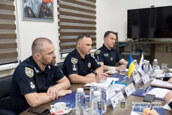 Корея надала Національній поліції 60 пікапів для виконання службових обов'язків в умовах бойових дій. 15
