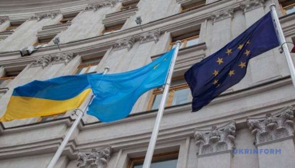 В Украине отмечают День крымскотатарского флага