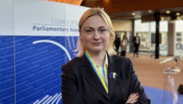 Кравчук стверджує, що на переговори щодо прав національних меншин з Угорщиною прибули ті ж фахівці, але з відмінними позиціями. 1 Кравчук стверджує, що на переговори щодо прав національних меншин з Угорщиною прибули ті ж фахівці, але з відмінними позиціями. 1