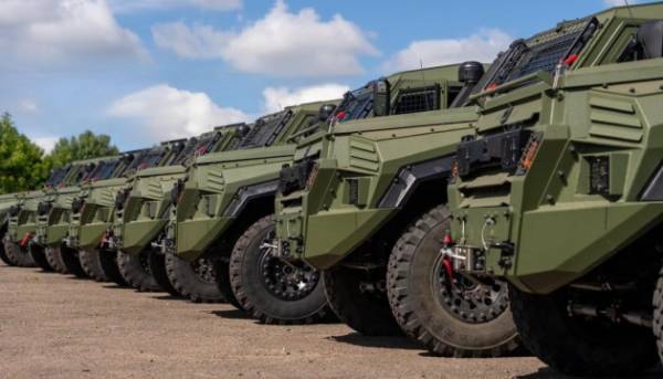 Головна 39 Україна отримала 13 броньованих авто для військових медиків