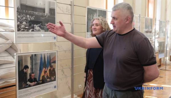 До 250-річчя проголошення незалежності Сполучених Штатів Америки у Верховній Раді України розгорнуто фотовиставку, організовану інформаційним агентством «Укрінформ» спільно з дипломатичним представництвом США. 18 До 250-річчя проголошення незалежності Сполучених Штатів Америки у Верховній Раді України розгорнуто фотовиставку, організовану інформаційним агентством «Укрінформ» спільно з дипломатичним представництвом США. 18