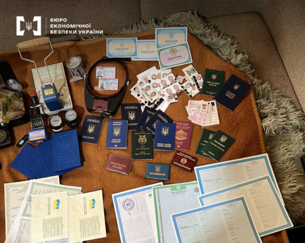 В Україні виявлено значне виробництво підроблених паспортів та атестатів 8 В Україні виявлено значне виробництво підроблених паспортів та атестатів 8