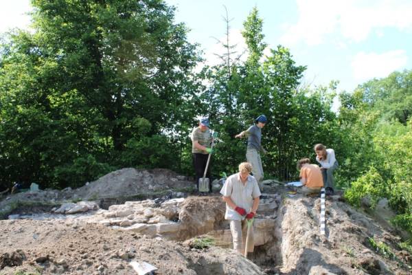 На Хмельниччині знайшли основу дзвіниці монастиря в скелі 10