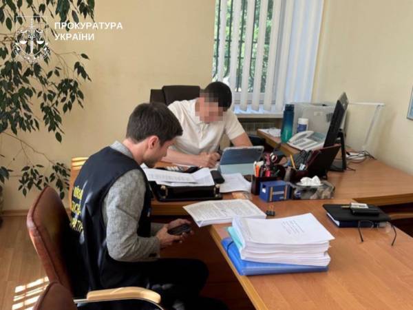 Залізниця: Керівника філії "Укрзалізниці" підозрюють у розкраданні 48 мільйонів під час оренди вагонів 4