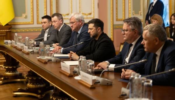 Зеленський прокоментував інцидент із дроном, який, як стверджується, атакував автобус з білоруськими дітьми в Брянській області. 13 Зеленський прокоментував інцидент із дроном, який, як стверджується, атакував автобус з білоруськими дітьми в Брянській області. 13