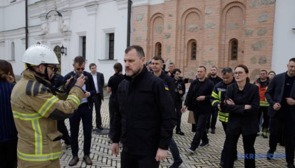 Головна 28 «Збережені реліквії XVII-XVIII століть»: у Міністерстві внутрішніх справ поділилися подробицями перших миттєвостей після атаки на Києво-Печерську Лавру